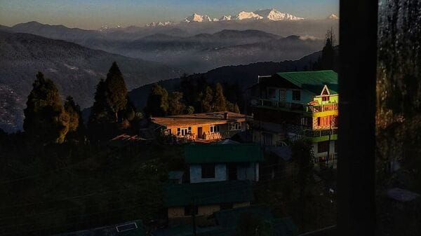 Offbeat Darjeeling: রূপকথার টলটলে দিঘি, সান্দাকফু ট্রেকিং, ঘুরে আসুন কালাপোখরি