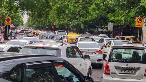 Parking fee in Kolkata: ১ এপ্রিল থেকে কলকাতায় বাড়ছে পার্কিং ফি, কোন গাড়ির ক্ষেত্রে কত টাকা লাগবে?