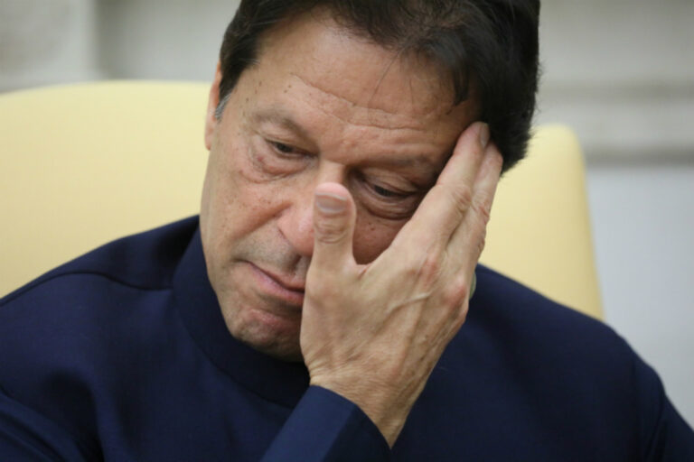 Imran Khan Arrest: অশান্ত পাকিস্তান, ইন্টারনেট, সোশ্যাল মিডিয়া বন্ধ, বুধবার আদালতে ইমরান