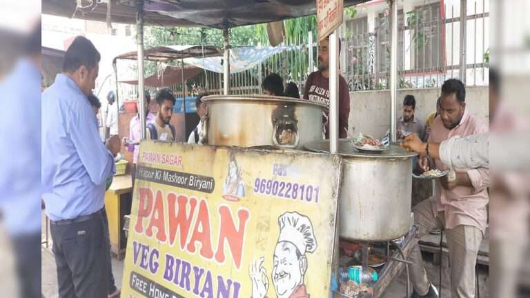 In the blink of an eye, the huge pot is empty! The reputation of this small shop’s biryani is national