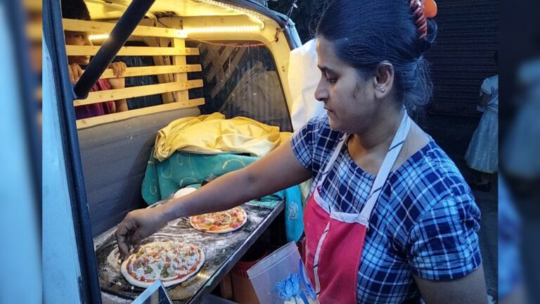 Live Pizza Viral | চিজ-মেয়োনিজে ঠেসে গরমাগরম লাইভ পিৎজা, দাম কত জানেন? মিঠুর কীর্তি ভাইরাল শহরে!