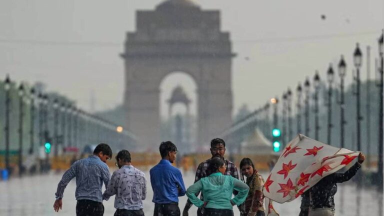 Delhi Weather Update:উধাও গরম! মে মাসে অকালশীত দিল্লি-সহ উত্তর ভারতে! আবহাওয়ার উলটপুরাণে চক্ষু চড়কগাছ