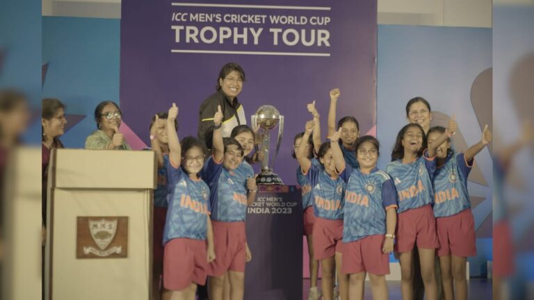 শহরে ক্রিকেট বিশ্বকাপ, ঝুলন গোস্বামীর সঙ্গে সোনালী মুহূর্ত ভাগ করে নিলেন পড়ুয়ারা ODI World Cup 2023 ICC Cricket World Cup Trophy in Kolkata Jhulan Goswami shares her experience with school student sup