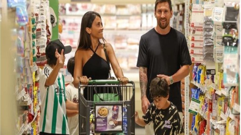 বাহ বেশ দারুণ তো, শপিং মলে ছেলে-বউয়ের সঙ্গে জমিয়ে বাজার মেসির, ভাইরাল ভিডিও| Lionel Messi enjoys shopping at mall in Florida, fans had a good time with lm 10