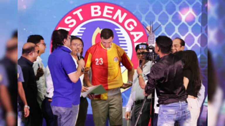 বিকেলে পাবেন মোহনবাগান রত্ন, দুপুরে এমি মার্টিনেজের গলায় ‘জয় ইস্টবেঙ্গল’ Emiliano Martinez says Joy East Bengal after being felicitated by East Bengal Club sup