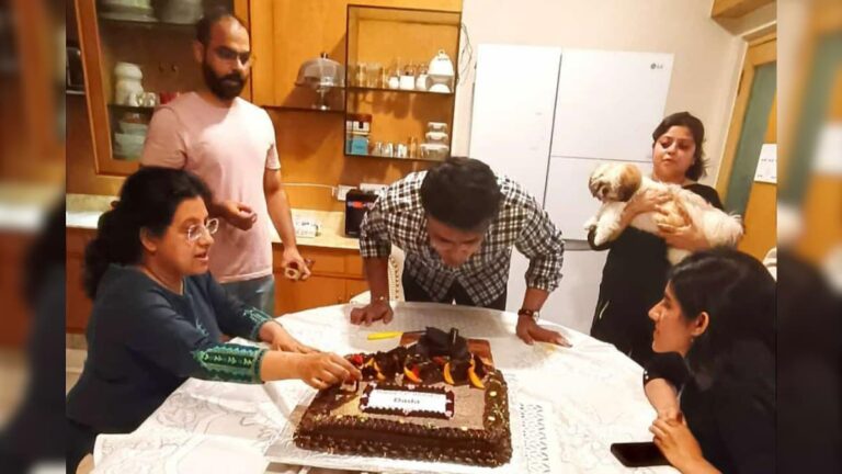 জীবনের ২২ গজে ৫১, পরিবারের সঙ্গে মধ্যরাতে জন্মদিন উদযাপন সৌরভ গঙ্গোপাধ্যায়ের Sourav Ganguly Birthday Former Indian Captain Sourav Ganguly celebrate his Birthday with family sup