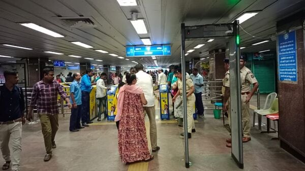 Kolkata Metro news: খুলে বেরিয়ে গেল চাঁদনি চক মেট্রোর সিঁড়ির একাংশ, পা মচকে বসে পড়লেন মহিলা যাত্রী
