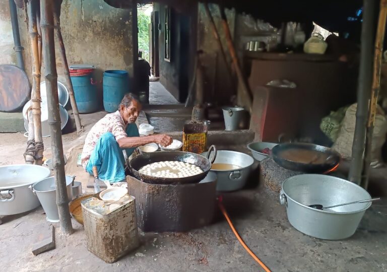 ৫০ বছর ধরে মিষ্টিমুখের কারিগর, শিবুদার দোকানে রসগোল্লা খেতে উপচে পড়ে ভিড়Rasgulla Maker shibaprasad sen from birbhum is famous for rasgulla of his sweets shop