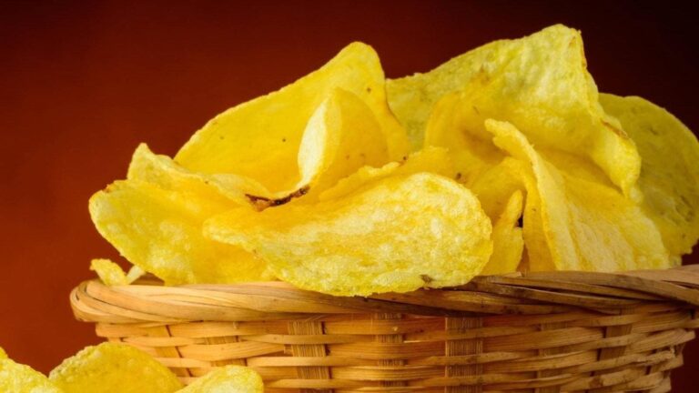 বাড়ির আলুভাজায় আনুন দোকানের পট্যাটো চিপসের মুচমুচে স্বাদ! রইল টোটকাtips to make shoplike potato chips at home
