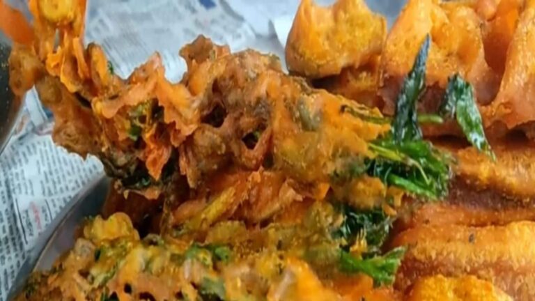আলুর চপ, পেয়াঁজ চপ অতীত! এবার বর্ষা কাঁপাচ্ছে ৫ টাকার ‘ঢেঁকি শাকের’ চপ! কোথায়? local food North Dinajpur Shergram vendor becomes popular with Healthy Dheki Shak Chop