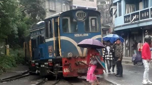 Darjeeling Toy Train: ঘুম ছেড়েই বেলাইন টয় ট্রেন