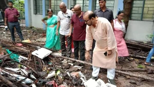 Dengue in Kolkata: ফ্ল্যাটের ওপর থেকেই ফেলা হচ্ছে ময়লা, আবর্জনার স্তুপ দেখে আবাসিকদের ধমক অতীনের