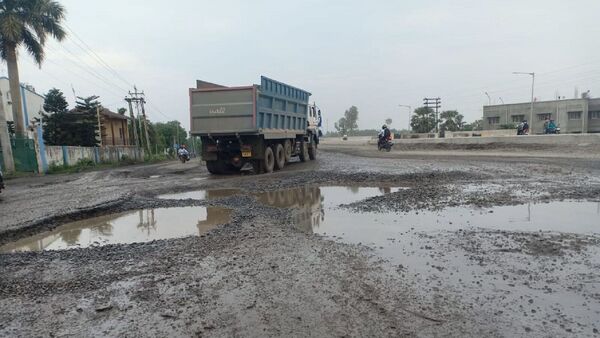 Road repairing in Bengal: রাস্তায় গর্ত থাকলে হোয়াটসঅ্যাপ করুন, সারিয়ে যাবে পূর্ত দফতর, ধার্য বড় অঙ্ক