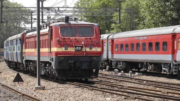 Express train new stoppage in North Bengal: উত্তরবঙ্গে ৬টি দূরপাল্লার ট্রেনে নয়া স্টপেজ দিচ্ছে রেল, ধন্যবাদ শুভেন্দুর