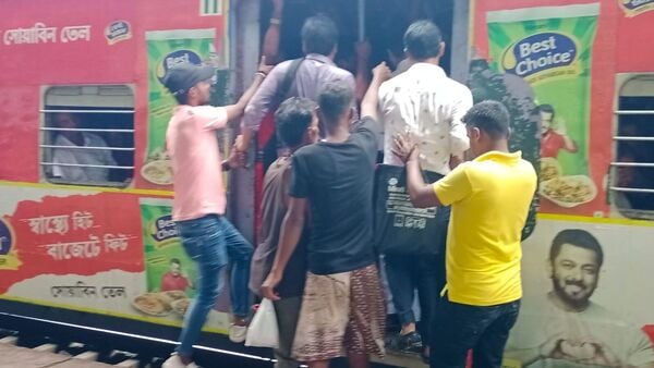 Habra Railgate News: রেলগেট ভাঙল হাবড়ায়, বনগাঁ লাইনে বিঘ্ন ট্রেন চলাচল, ঝামেলায় যাত্রীরা