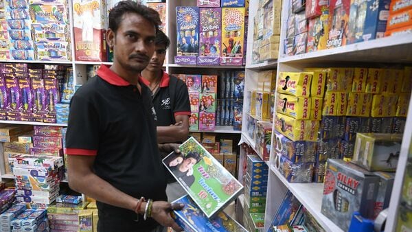 Fire Cracker: তামিলনাড়ু থেকে এল ট্রাক ট্রাক বাজি, কেনার আগে কিন্তু দেখে নেবেন একটা জিনিস