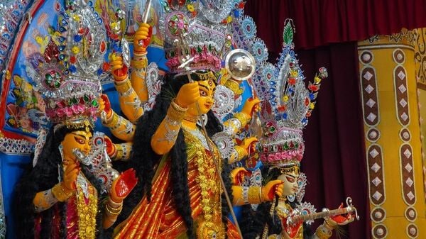Durga Puja without permission: অনুমোদন ছাড়াই কীভাবে পুজো হচ্ছে? পুলিশের ভূমিকায় অত্যন্ত ক্ষুব্ধ হাইকোর্ট