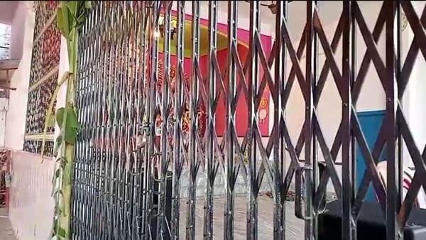 Durga Puja 2023: পুজো করলে ফল ভালো হবে না, হুমকি দিয়ে নবমীর সকালে মন্দিরে তালা দিল দুষ্কৃতীরা