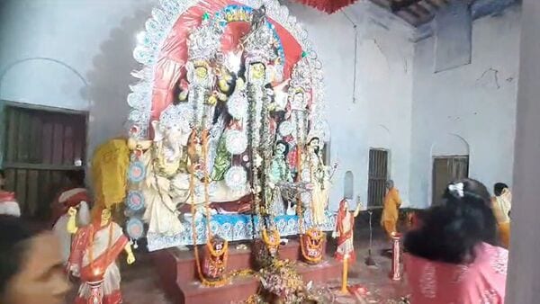 Taki Durga Immersion: বিসর্জনের সময় পুলিশের বিরুদ্ধে টাকি রাজবাড়ির মহিলাদের সঙ্গে অসভ্যতার অভিযোগ