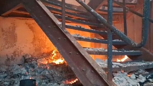 Fire in Howrah: হাওড়ার পেপার মিলে ভয়াবহ আগুন, কারখানা থেকে বেরিয়ে প্রাণ বাঁচল কর্মীদের