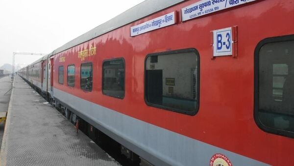 Rajdhani Express: পথে হল দেরি! বিরাট ‘লেটে’ শিয়ালদা পৌঁছল রাজধানী এক্সপ্রেস, ট্রেনেই কাটল দুরাত