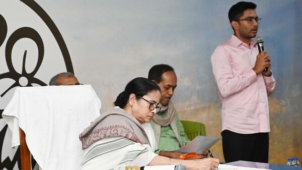 Mamata and Abhishek at TMC meeting: তৃণমূলের বৈঠকের শুরুতে চুপ অভিষেক, মমতা বললেন ‘কিছু তো বল’, দিলেন নয়া দায়িত্বও