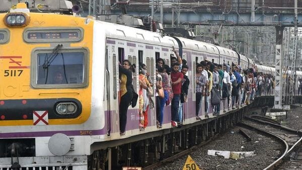 Local trains cancelled in Sealdah division: শনি ও রবিবার শিয়ালদায় বাতিল ৩২ ট্রেন, পরে ছাড়বে কয়েকটি, দেখুন পুরো তালিকা