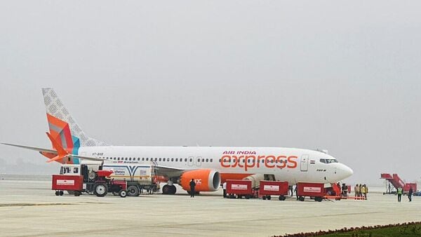 Emergency landing of Plane in Kolkata: মাঝ আকাশে ‘বিস্ফোরণ’ শুনলেন যাত্রীরা, ওড়িশাগামী বিমানের জরুরি অবতরণ কলকাতায়