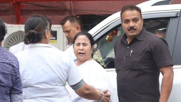 Mamata Banerjee gets injured: আচমকা ব্রেক গাড়ির, কপালে চোট পেলেন মমতা, তাতে চেপেই ফিরছেন কলকাতায়