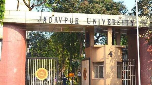 Jadavpur student death: যাদবপুরে দৃষ্টিহীন ছাত্রীর মৃত্যুতে ২ সিনিয়র ছাত্রের বিরুদ্ধে থানায় অভিযোগ দায়ের