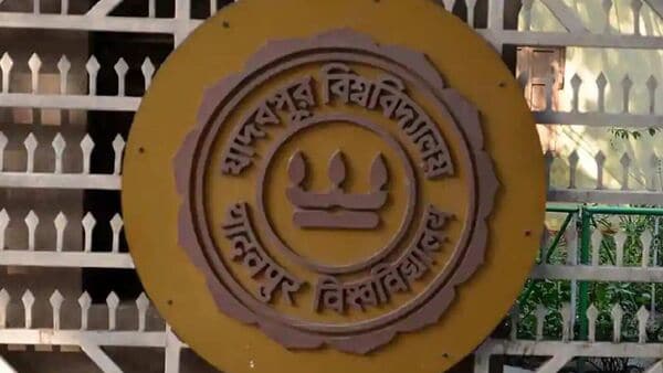 Jadavpur University: ভিসি অফিসে যাওয়া বন্ধ করলেন বুদ্ধদেব, যাদবপুরে অচলাবস্থা নিয়ে উদ্বেগ বাড়ছে