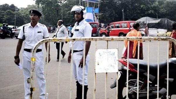 Kolkata police: আর্থিক অনটনে জেরবার! ব্রিজে চড়লেন মাঝ বয়সি, বিরিয়ানি ও চাকরির আশ্বাসে নামাল কলকাতা পুলিশ
