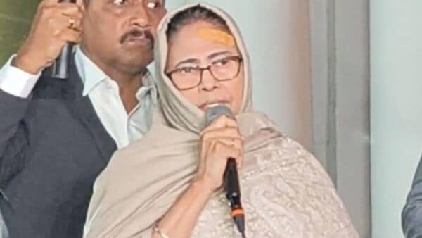Mamata Banerjee Meets Governor: মাথায় চোট নিয়ে রাজভবনে মমতা, বেরিয়ে বললেন ‘ভালই বৈঠক হয়েছে’