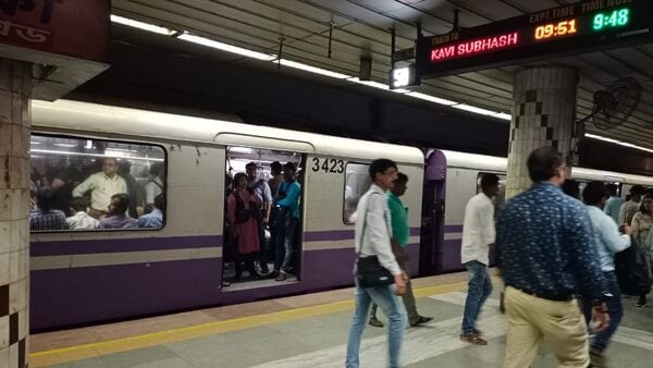 Kolkata Metro: যতীন দাস পার্কে মেট্রোর সামনে ঝাঁপ তরুণীর, ব্রেক কষলেন চালক, বন্ধ পরিষেবা, ভোগান্তি যাত্রীদের