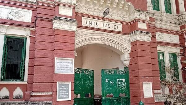 Hindu Hostel: হিন্দু হস্টেলে স্থায়ী মেস চালুর দাবি, আধিকারিকদের ২৮ ঘণ্টা ঘেরাও করে রাখল আবাসিকরা