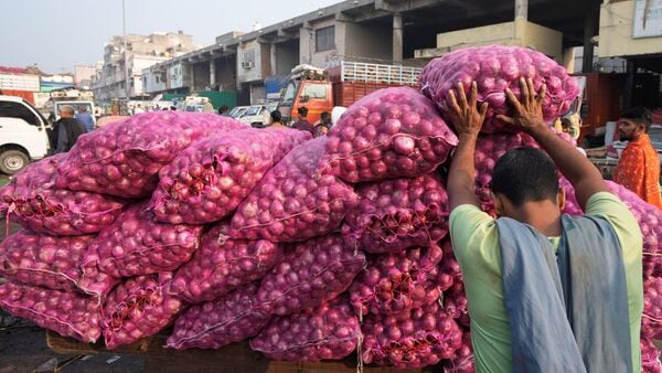 Onion price hike: কলকাতায় আরও বাড়তে পারে পেঁয়াজের দাম, এই মূল্যবৃদ্ধির পিছনে দায়ি কে?