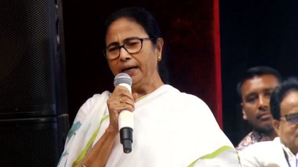 Mamata Banerjee at Siliguri: বউ -বাচ্চাকে খাওয়াতে কিছু তো একটা করতে হবে, অভিষেকের ‘ব্যবসা’ নিয়ে কী বললেন মমতা