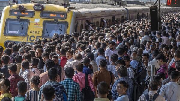 Local Train Service disrupted in Howrah: ‘ব্লক ১ থেকে ৬ নম্বর প্ল্যাটফর্ম’, সকাল সকাল হাওড়া শাখায় ব্যাহত রেল পরিষেবা