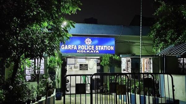 Attack on police: বিয়েবাড়িতে মহিলার নম্বর চাওয়া নিয়ে দুই পরিবারের ঝামেলা, আক্রান্ত গড়ফা থানার পুলিশ