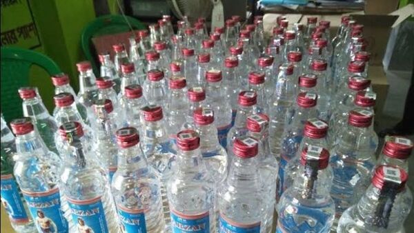 Illegal liquor: বেআইনি চোলাইয়ের কারবারে নেশায় বুঁদ শিশুরা, ঠেক ভাঙতে গিয়ে আক্রান্ত মহিরারা