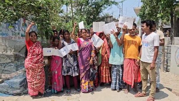 Sandeshkhali: ‘১০০ দিনের কাজ না করেও টাকা পেয়েছে TMC নেতাদের আত্মীয়রা’ বিক্ষোভ সন্দেশখালিতে