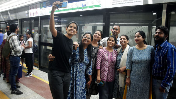 Metro Under Ganga: ‘মজা’ নিতেও ভিড় বাড়ছে গঙ্গার নীচে মেট্রোতে, কাতারে কাতারে যাত্রী, যেন জয়রাইড! নাজেহাল অফিসযাত্রীরা