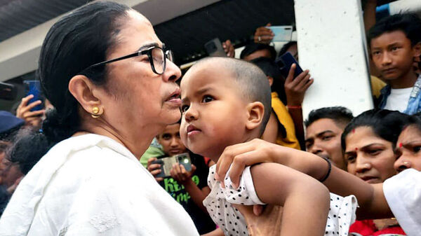 Mamata Banerjee: ‘বাড়ি আমরা করে দেব,’ জলপাইগুড়ির ঝড় নিয়ে কমিশনের কাছে অনুরোধ মমতার