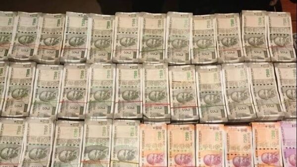 Money recovered from BJP leader: নাকা তল্লাশিতে BJP নেতার গাড়ি থেকে উদ্ধার টাকার পাহাড়, শোরগোল জলপাইগুড়িতে