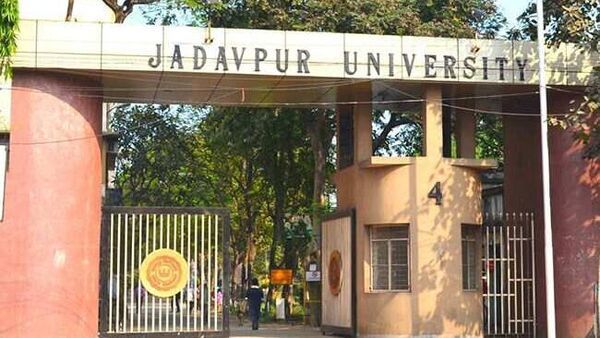 Jadavpur University: মেসে সিনিয়রের বিরুদ্ধে ব়্যাগিং ও ধর্ষণের অভিযোগ যাদপুরের ছাত্রীর, তোলপাড়