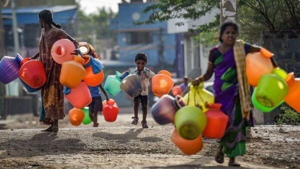 Howrah Water Crisis: হাওড়ায় তীব্র জলসংকট, খালি বালতি নিয়ে মন্ত্রীর দুয়ারের কাছে হাজির বাসিন্দারা