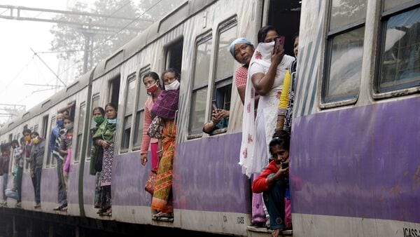 Local Train: হাওড়া-বর্ধমান মেইন লাইনে ট্রেন চলাচলে বিঘ্ন, নাকাল যাত্রীরা