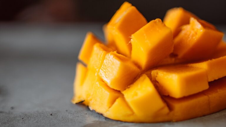 Mango Side Effects: ভুলেও আমের পর এই খাবারগুলি খাবেন না, হতে পারে পেটের সমস্যা | Mango Side Effects: ভুলেও আম খাওয়ার পর জল, দই, করলা খাবেন না, এতে পেটের সমস্যা হয়