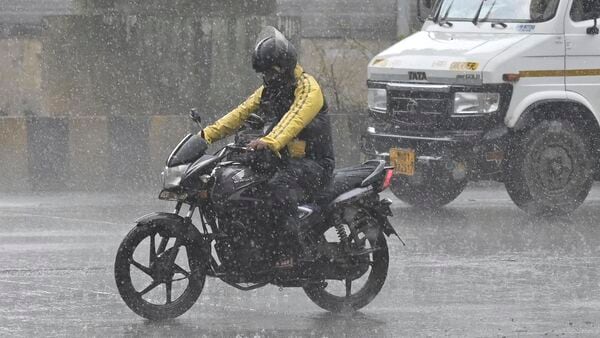 Heavy Rain Alert in WB today: আজ প্রবল বৃষ্টিতে ভাসবে রাজ্যের ৫ জেলা, জারি সতর্কতা, ভারী বর্ষণ আরও ২ জায়গায়