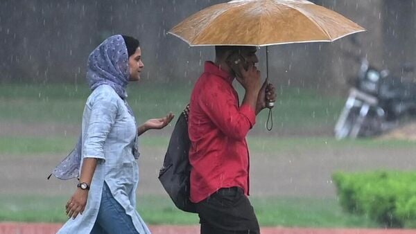 Today Rain Forecast in WB: সকাল থেকেই মেঘলা আকাশ, আজ বাংলার কোথায় ভারী বৃষ্টি হবে? তৈরি হতে পারে ঘূর্ণাবর্ত